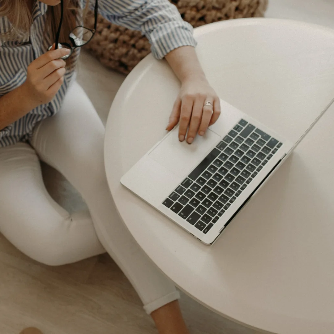 laptop vid soffbord copyverkstan kvadrat png