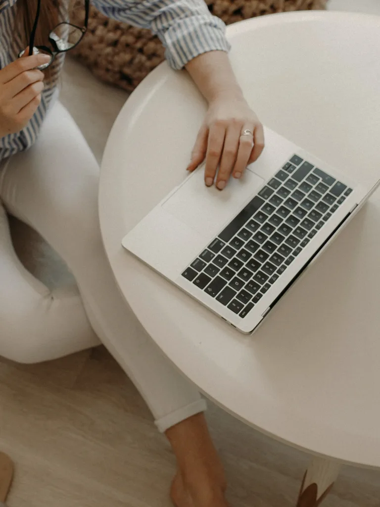 laptop vid soffbord copyverkstan png